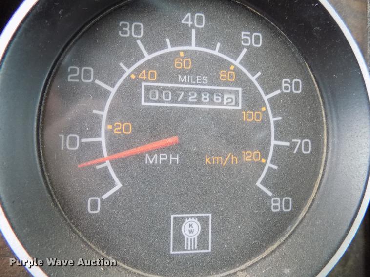 image for item DD3680 1994 Kenworth T800 semi truck