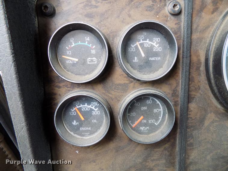 image for item DD3680 1994 Kenworth T800 semi truck