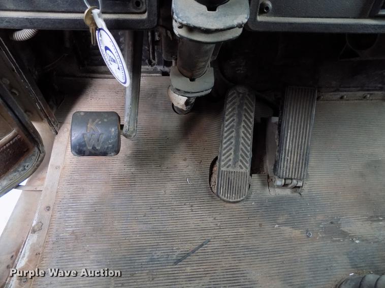 image for item DD3680 1994 Kenworth T800 semi truck