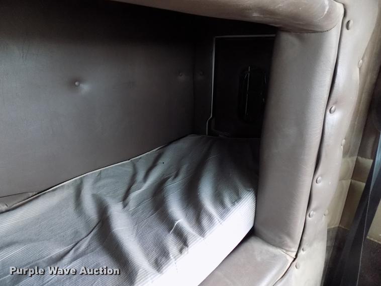 image for item DD3680 1994 Kenworth T800 semi truck