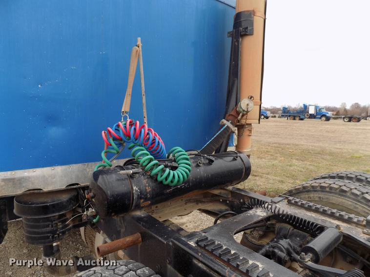 image for item DD3680 1994 Kenworth T800 semi truck