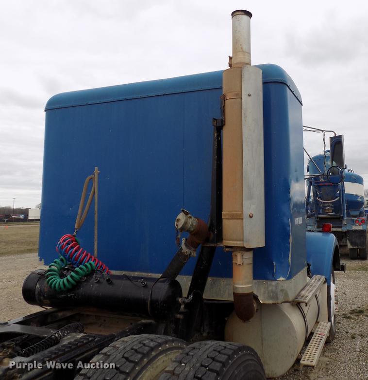 image for item DD3680 1994 Kenworth T800 semi truck