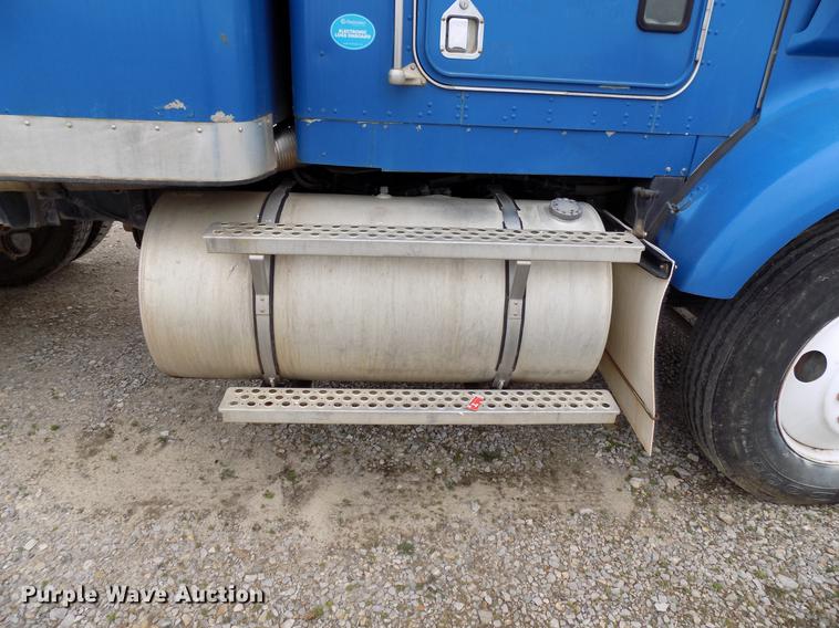 image for item DD3680 1994 Kenworth T800 semi truck