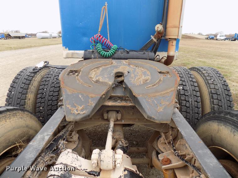 image for item DD3680 1994 Kenworth T800 semi truck