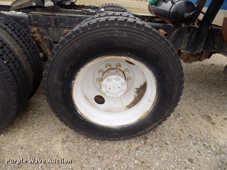 image for item DD3680 1994 Kenworth T800 semi truck