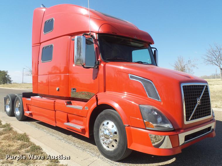 image for item DE1366 2009 Volvo VN semi truck