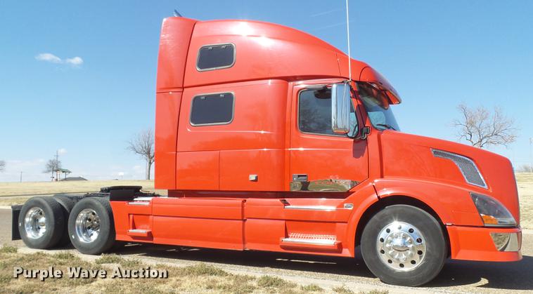 image for item DE1366 2009 Volvo VN semi truck