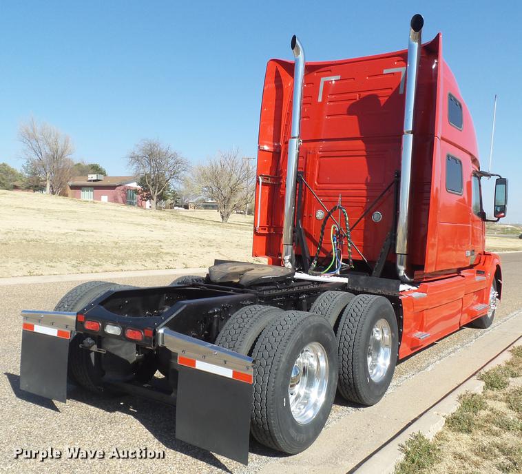 image for item DE1366 2009 Volvo VN semi truck