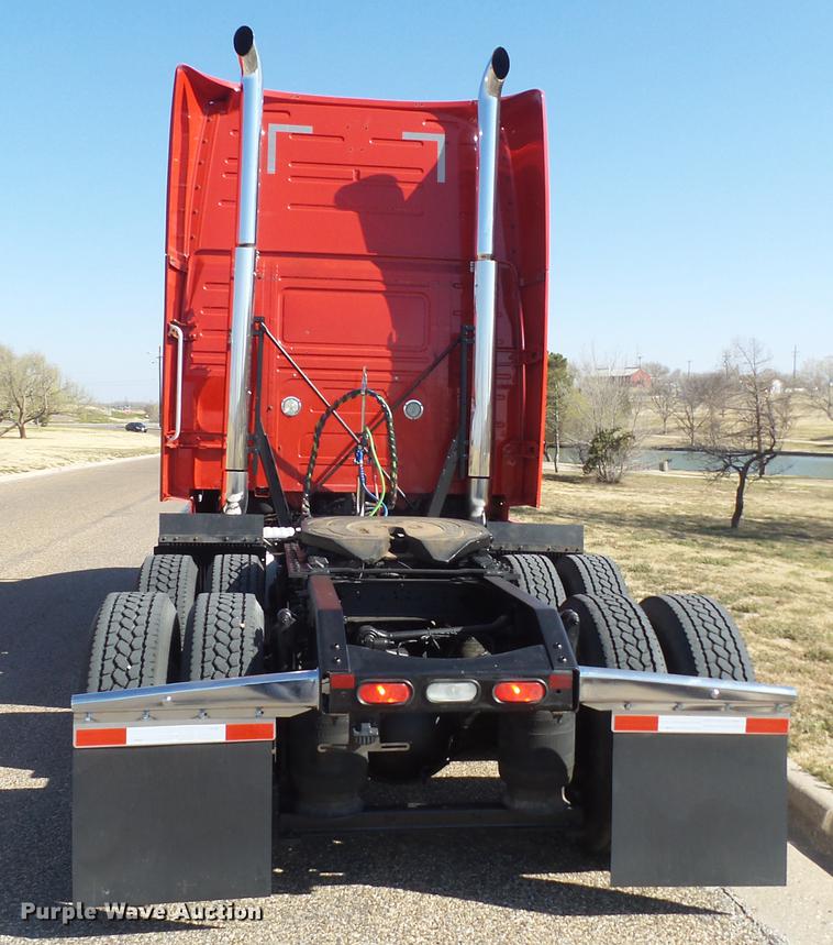 image for item DE1366 2009 Volvo VN semi truck