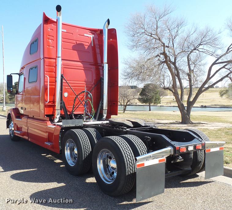 image for item DE1366 2009 Volvo VN semi truck