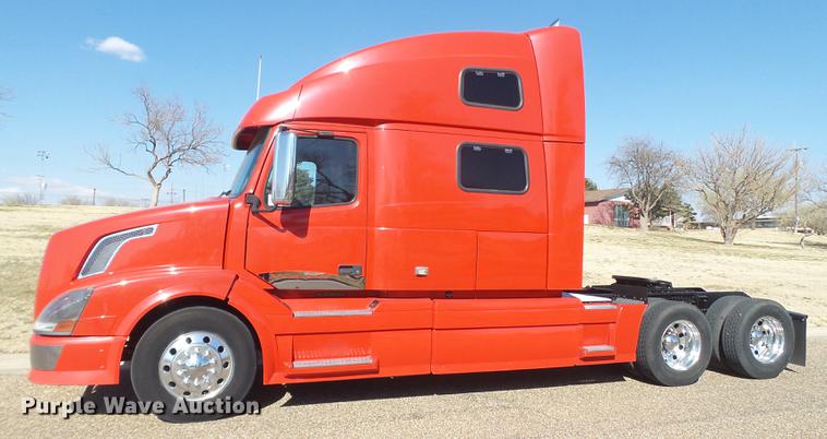 image for item DE1366 2009 Volvo VN semi truck