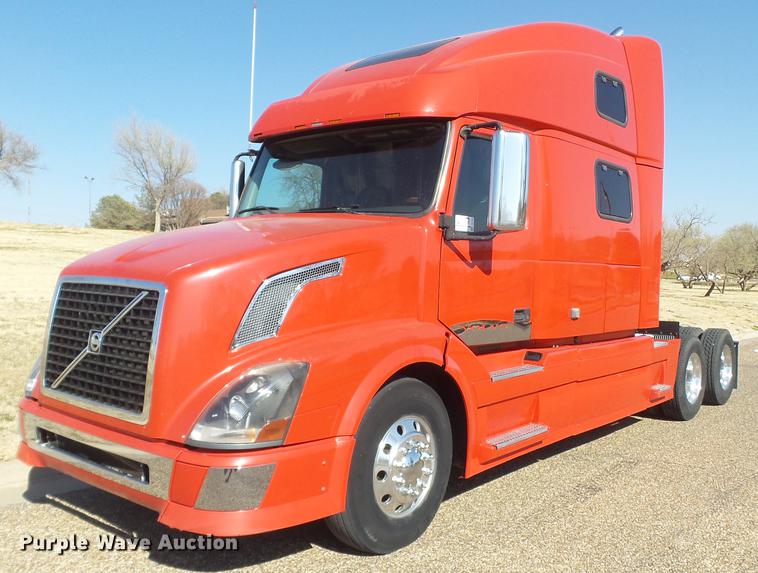 image for item DE1366 2009 Volvo VN semi truck