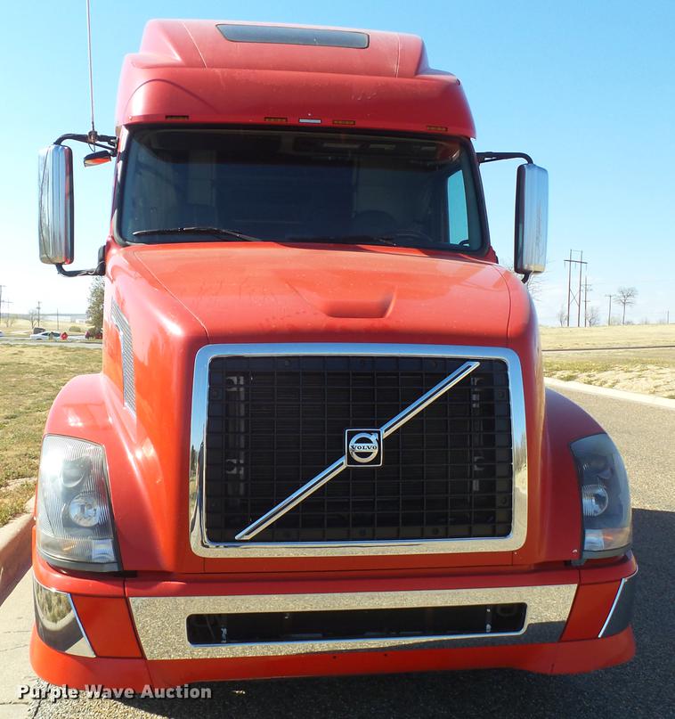 image for item DE1366 2009 Volvo VN semi truck