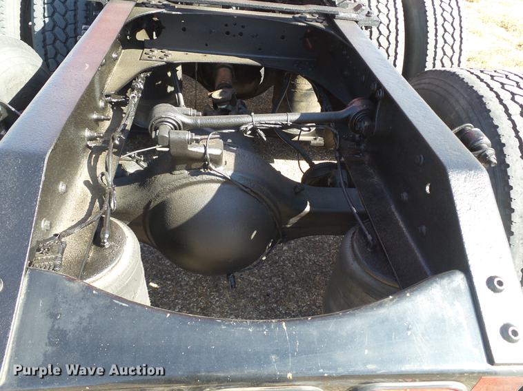 image for item DE1366 2009 Volvo VN semi truck