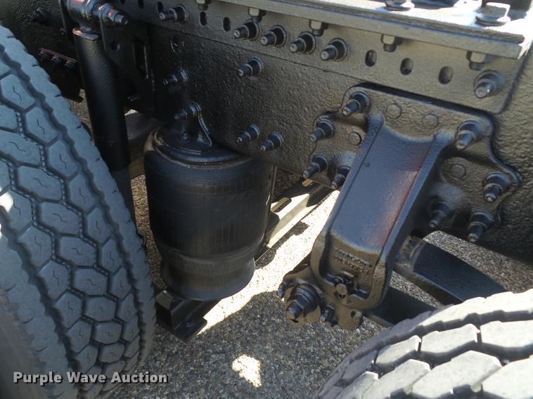 image for item DE1366 2009 Volvo VN semi truck