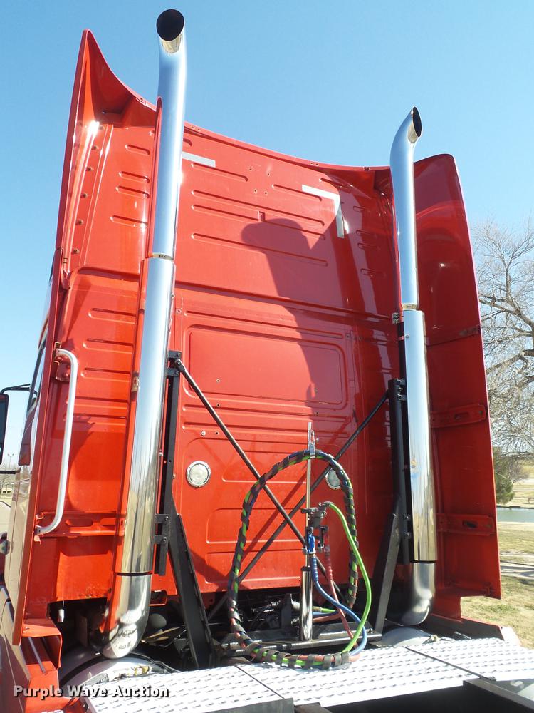 image for item DE1366 2009 Volvo VN semi truck