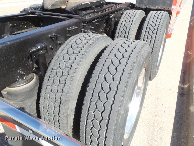 image for item DE1366 2009 Volvo VN semi truck