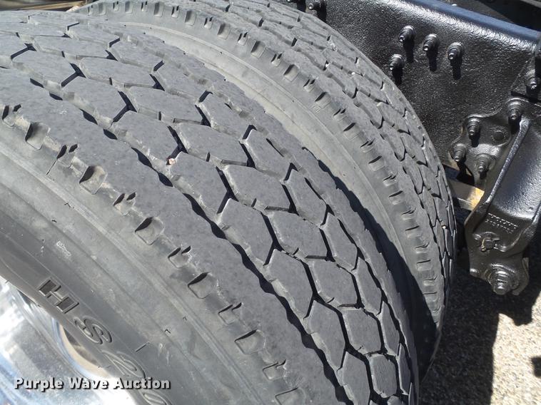 image for item DE1366 2009 Volvo VN semi truck