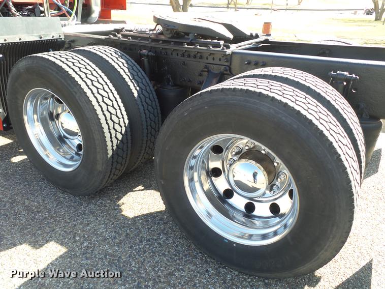 image for item DE1366 2009 Volvo VN semi truck