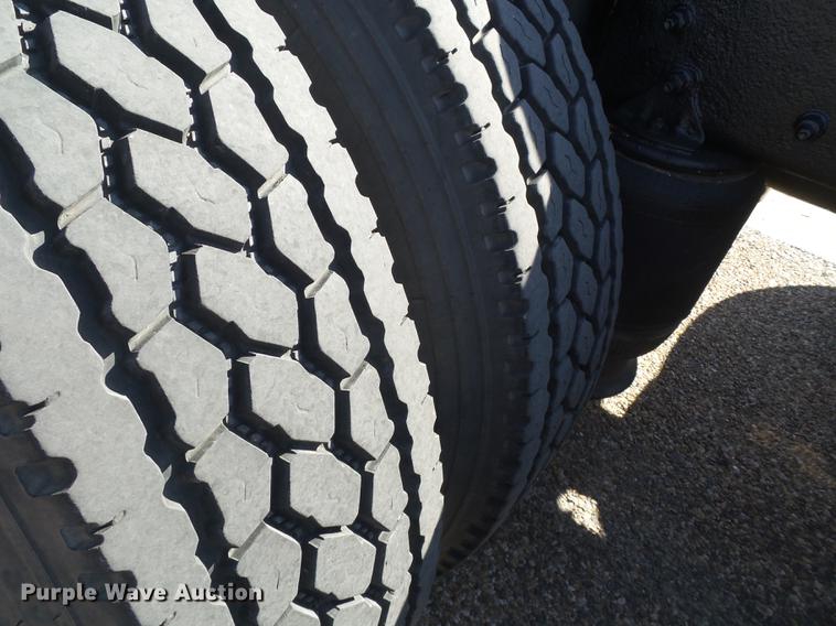 image for item DE1366 2009 Volvo VN semi truck