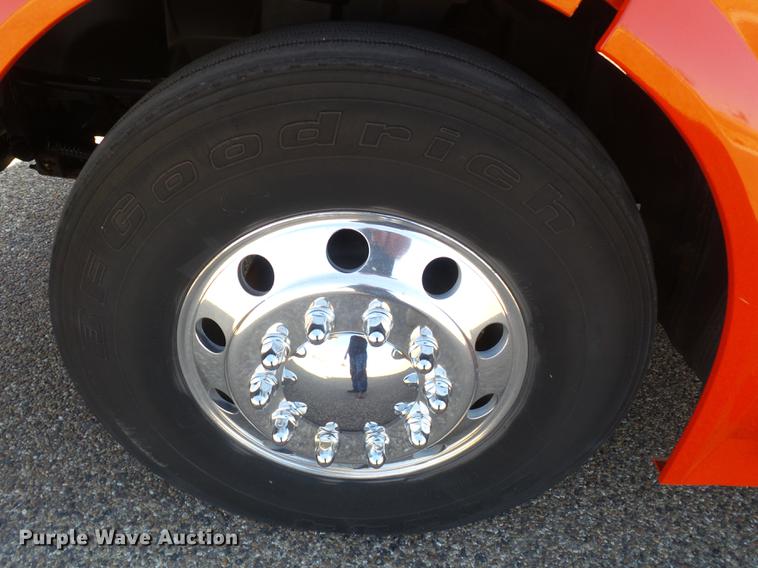 image for item DE1366 2009 Volvo VN semi truck