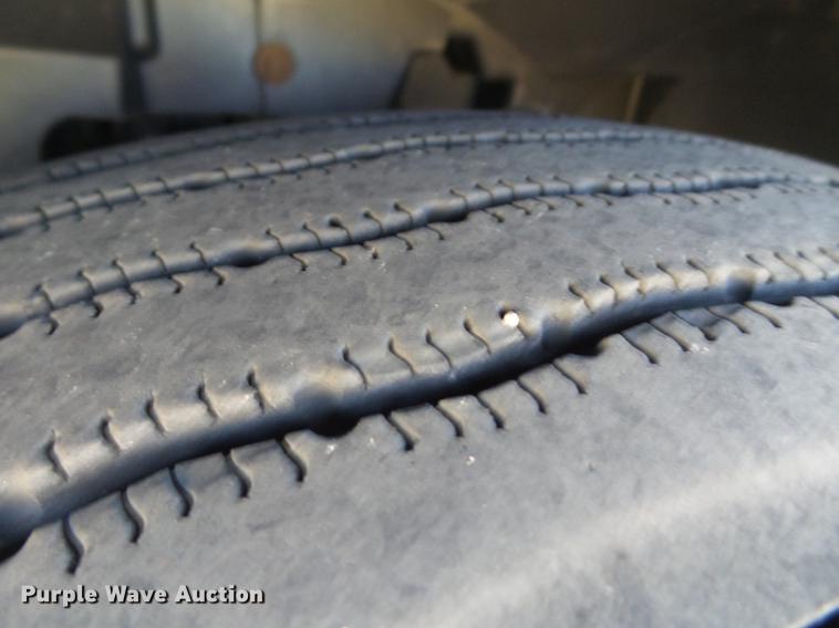 image for item DE1366 2009 Volvo VN semi truck