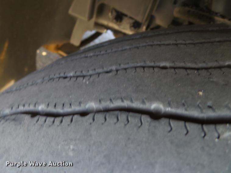 image for item DE1366 2009 Volvo VN semi truck