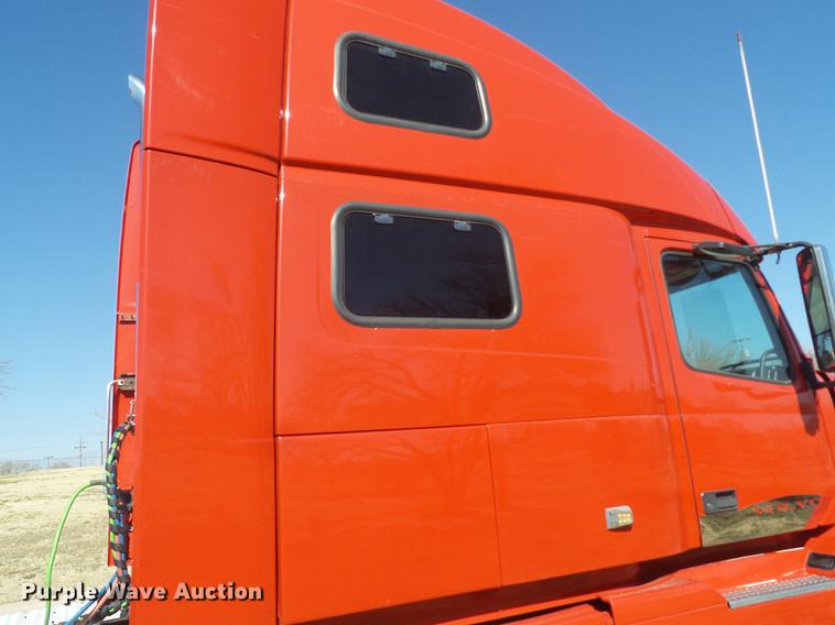 image for item DE1366 2009 Volvo VN semi truck