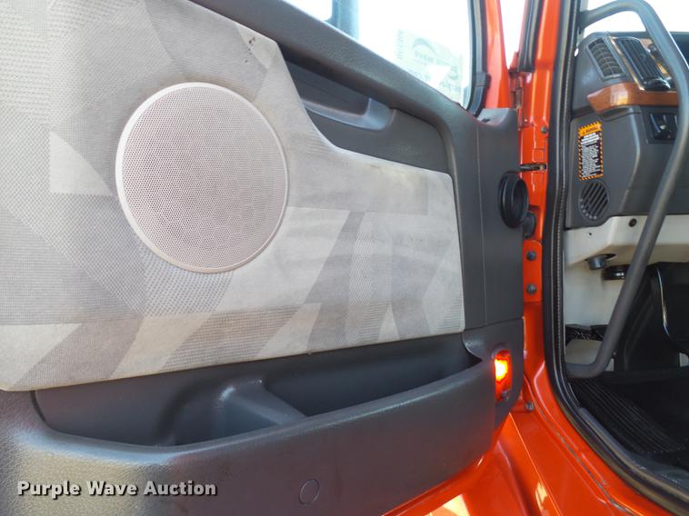 image for item DE1366 2009 Volvo VN semi truck