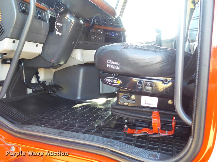 image for item DE1366 2009 Volvo VN semi truck