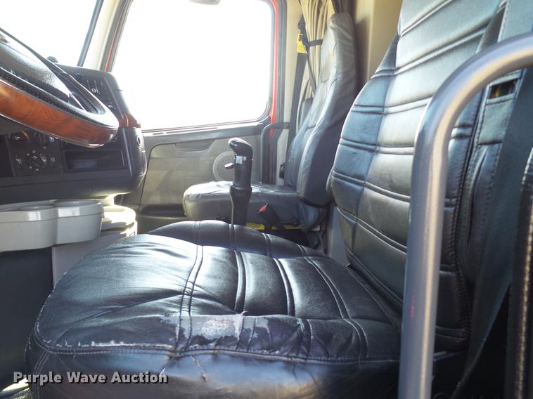 image for item DE1366 2009 Volvo VN semi truck