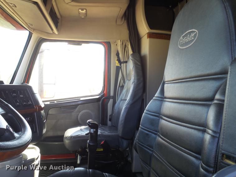 image for item DE1366 2009 Volvo VN semi truck