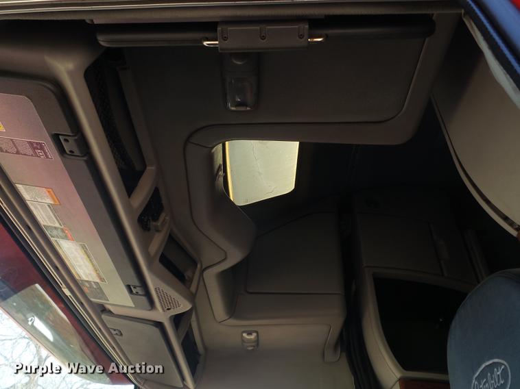 image for item DE1366 2009 Volvo VN semi truck