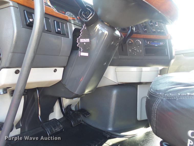 image for item DE1366 2009 Volvo VN semi truck