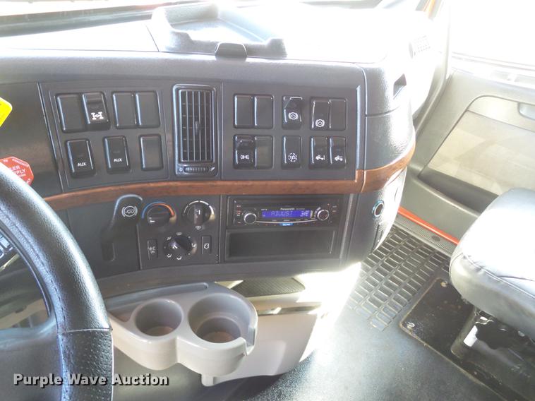 image for item DE1366 2009 Volvo VN semi truck