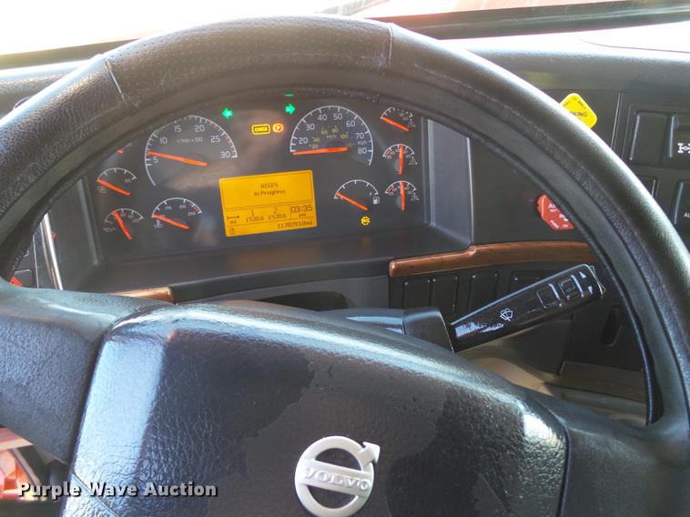 image for item DE1366 2009 Volvo VN semi truck