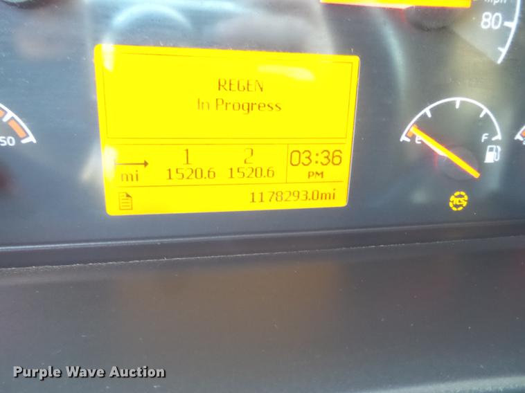 image for item DE1366 2009 Volvo VN semi truck