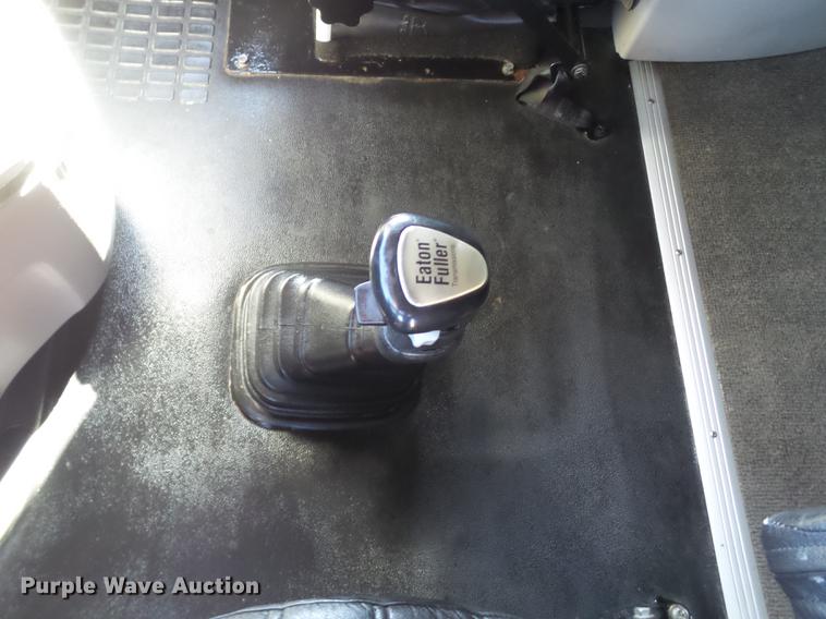 image for item DE1366 2009 Volvo VN semi truck