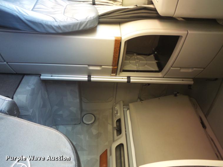 image for item DE1366 2009 Volvo VN semi truck