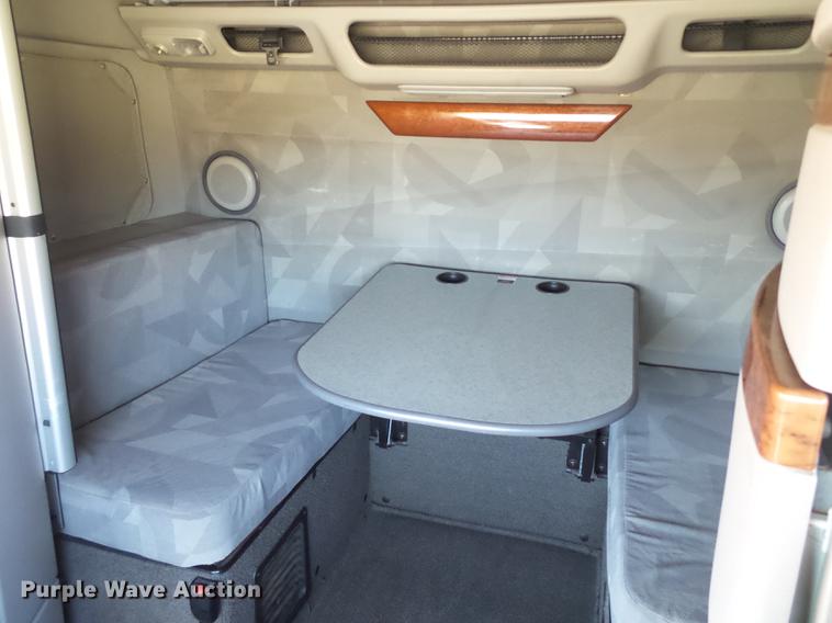 image for item DE1366 2009 Volvo VN semi truck