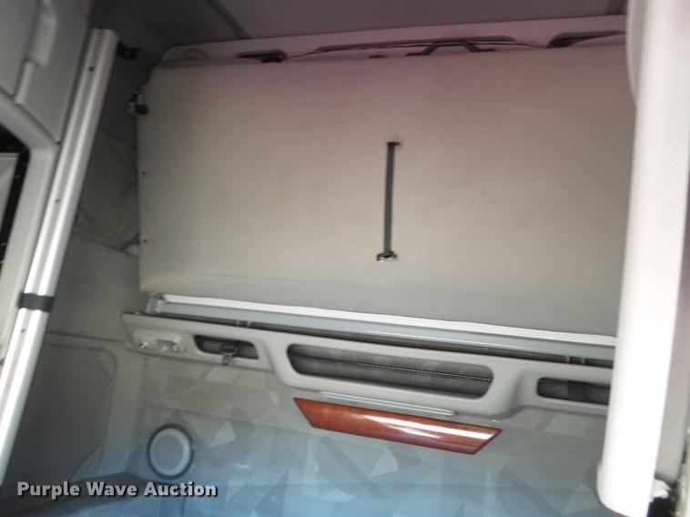 image for item DE1366 2009 Volvo VN semi truck