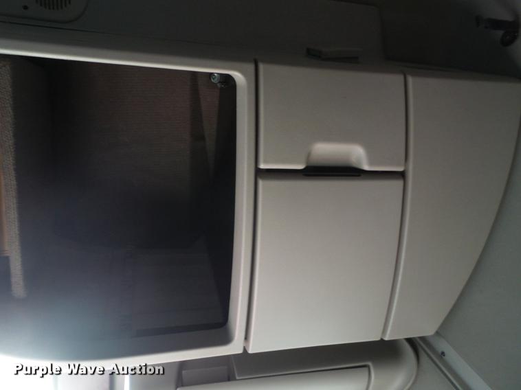 image for item DE1366 2009 Volvo VN semi truck