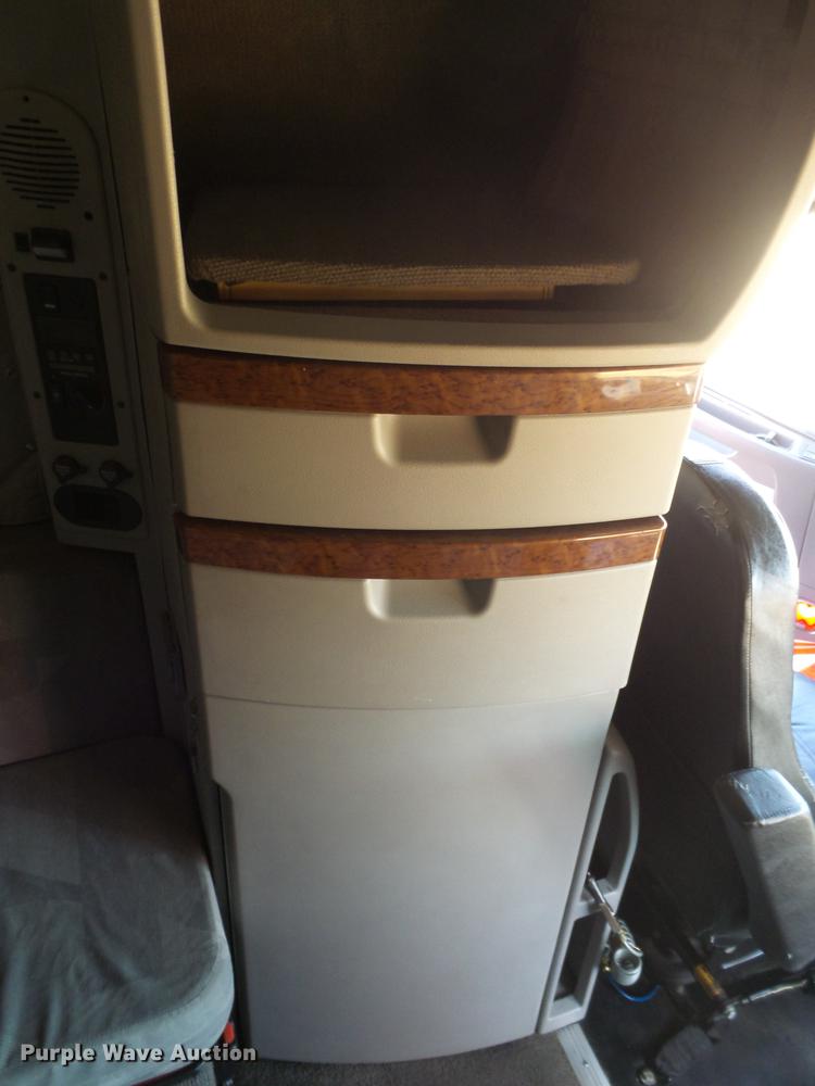 image for item DE1366 2009 Volvo VN semi truck