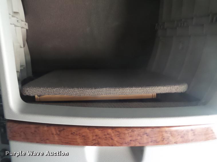 image for item DE1366 2009 Volvo VN semi truck