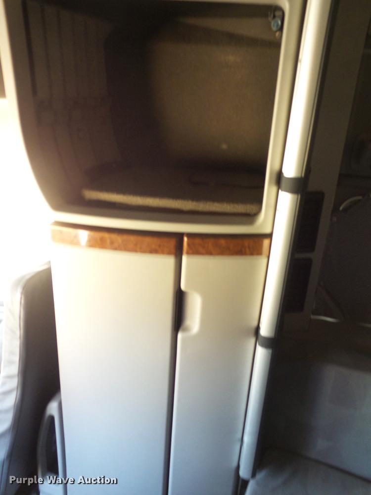 image for item DE1366 2009 Volvo VN semi truck