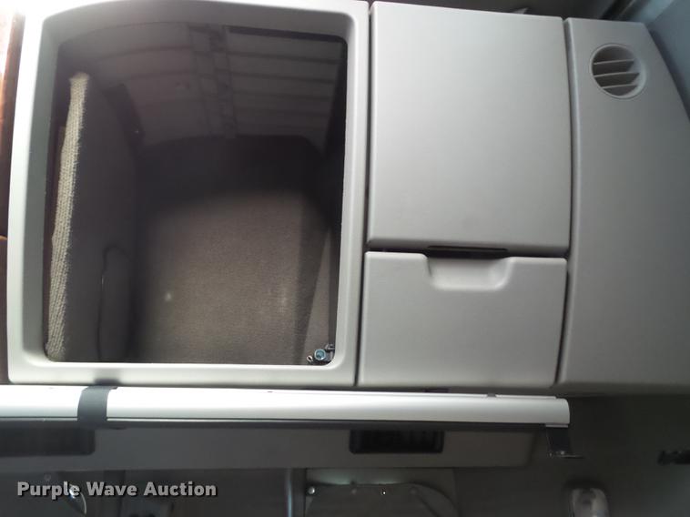 image for item DE1366 2009 Volvo VN semi truck