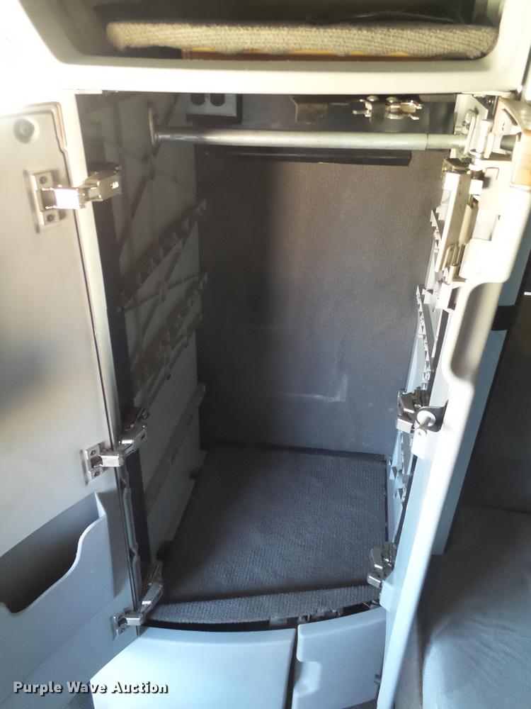 image for item DE1366 2009 Volvo VN semi truck