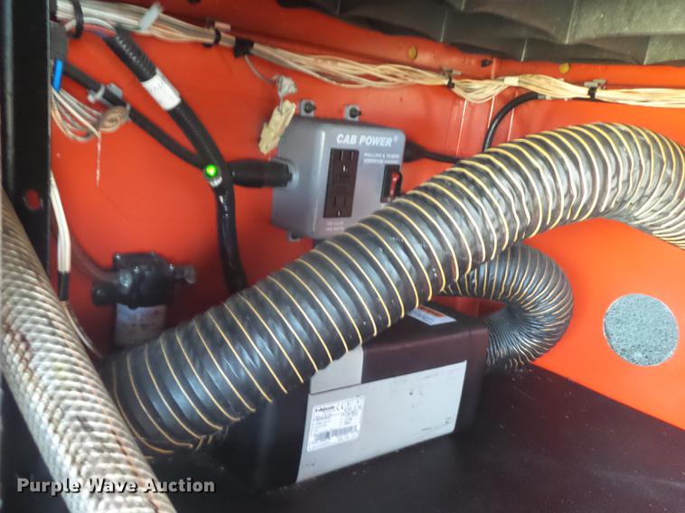 image for item DE1366 2009 Volvo VN semi truck