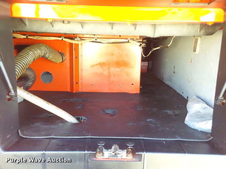 image for item DE1366 2009 Volvo VN semi truck