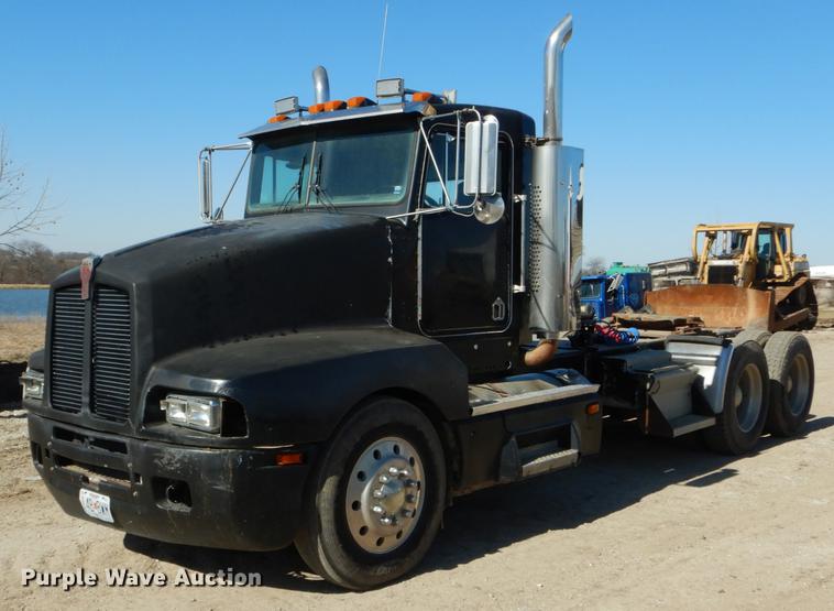 image for item DE6075 1987 Kenworth T600 semi truck